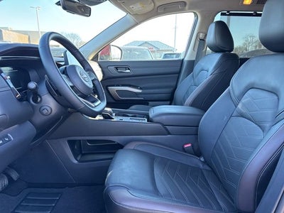 2025 Nissan Pathfinder Platinum
