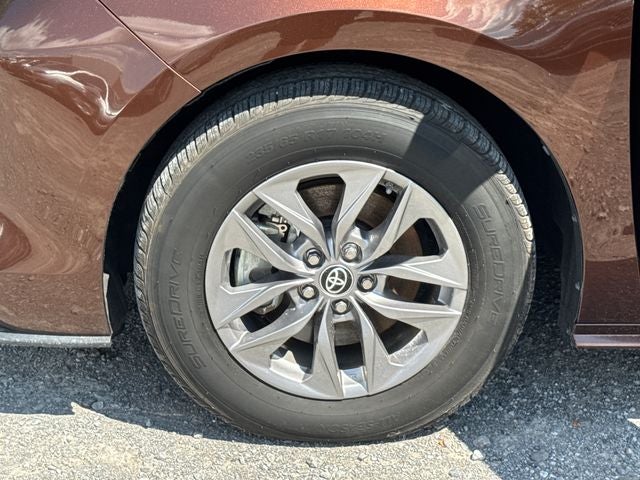 2023 Toyota Sienna XLE 8 Passenger